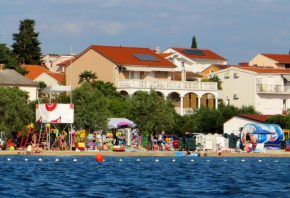 Beach apartment Roza tworoom+ Biograd